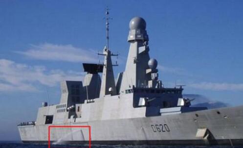 軍艦等大型船舶的側(cè)面不停地向外排水：水從哪里來(lái)？